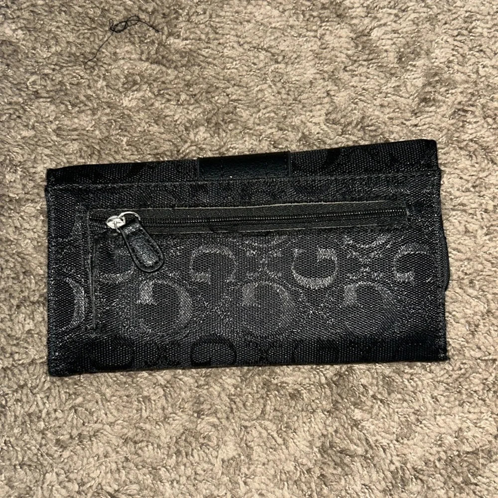 Guess Wallet Trifold Clutch Slim Snap Closure All over Logo Faux Leather
